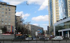 キーウにあるApartment on Bogdana Gavrilishyna 3の車や建物が並ぶ賑やかな街道