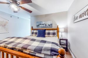 ヘレンにあるUpcountry Inn - Roomsのベッドと天井扇風機のある寝室
