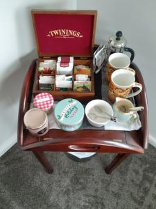 una mesa con una bandeja de comida y platos en ella en Glen Wallace Lodge, en Waipu
