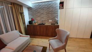 a living room with a couch and two chairs at Rodinný privátny apartmán A309 v úplnom centre Starého Smokovca - tichá izba s parkovaním in Smokovce