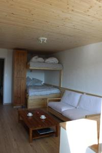 um quarto com duas camas e uma mesa de centro em Studio tout confort au calme em La Bresse