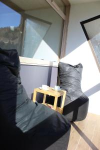 una habitación con dos bolsas de frijoles y una mesa en Studio tout confort au calme, en La Bresse