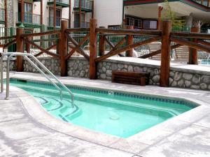 
Der Swimmingpool an oder in der Nähe von Holiday Inn Resort The Lodge at Big Bear Lake, an IHG Hotel
