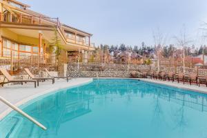 une grande piscine avec des chaises et un bâtiment dans l'établissement Holiday Inn Resort The Lodge at Big Bear Lake by IHG, à Big Bear Lake