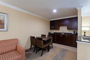 
A kitchen or kitchenette at Holiday Inn & Suites San Mateo - SFO, an IHG Hotel
