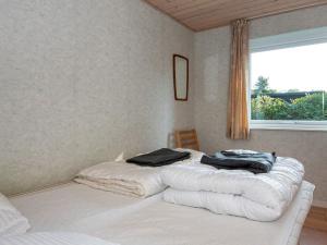 2 Betten in einem Zimmer mit Fenster in der Unterkunft 8 person holiday home in Odder in Odder