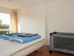 Schlafzimmer mit einem Bett und einem Fenster in der Unterkunft 8 person holiday home in Odder in Odder