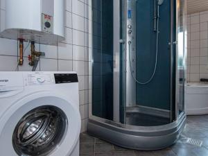 eine Waschmaschine im Bad mit Dusche in der Unterkunft 8 person holiday home in Odder in Odder