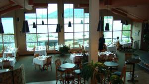 Restaurace v ubytování Holiday Inn Hotel & Suites Osoyoos by IHG