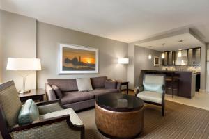 Khu vực ghế ngồi tại Holiday Inn & Suites Duluth-Downtown, an IHG Hotel