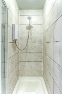 łazienka z prysznicem i wanną w obiekcie Ice Cream Suite w Edynburgu