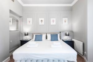 エディンバラにあるIce Cream Suiteのベッドルーム(青い枕の大きな白いベッド付)