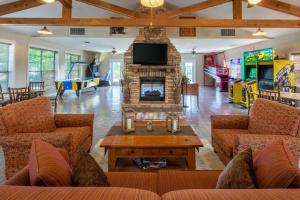 - un salon avec deux canapés et une cheminée dans l'établissement Holiday Inn Club Vacations Timber Creek Resort at De Soto, à Papin