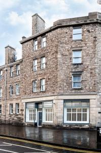 un edificio de ladrillo al lado de una calle en Ice Cream Suite, en Edimburgo