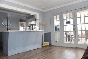 Habitación con encimera, ventanas y puerta en Lake Marion Inn, en Santee