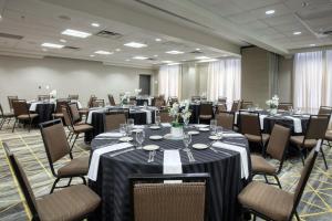 A restaurant or other place to eat at Holiday Inn & Suites Atlanta Airport North, an IHG Hotel