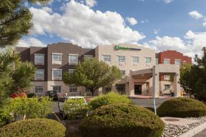 un edificio de oficinas con arbustos delante de él en  Holiday Inn Express & Suites, en Santa Fe