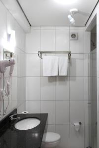 Ett badrum på Tri Hotel Smart Chapecó