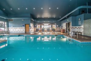 Holiday Inn Express Hotel & Suites Kalispell, an IHG Hotel 내부 또는 인근 수영장