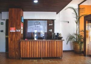 un restaurant avec un bar muni d'un panneau. dans l'établissement Hotel Flamingos, à Guadalajara