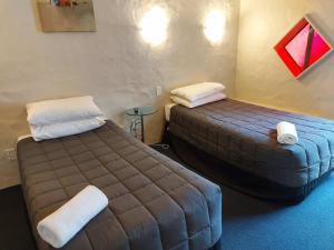pokój z 2 łóżkami w pokoju w obiekcie Parklane Motor Lodge w Auckland