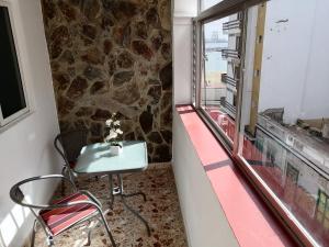 A seating area at Alcaravaneras Hostel