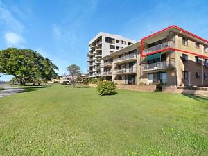 a large grass field in front of a building at Unit 7 18 Endeavour Parade in Tweed Heads