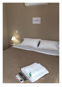 Un pat sau paturi într-o cameră la Caminos Hostal