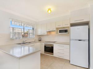 
A kitchen or kitchenette at Allamanda Court Unit 6 - Handy to Tweed Heads Hospital
