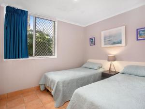 1 dormitorio con 2 camas y ventana en Bay Apartments Unit 10, en Gold Coast