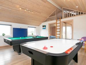 um quarto grande com uma mesa de bilhar em Five-Bedroom Holiday home in Millinge em Millinge