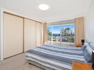 A bed or beds in a room at Border Terrace Unit 13 - Large apartment walk to beaches and clubs