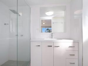A bathroom at Border Terrace Unit 16 - Large apartment walk to beaches and clubs