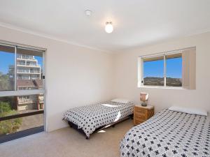 A bed or beds in a room at Border Terrace Unit 16 - Large apartment walk to beaches and clubs