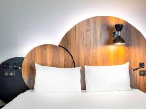 Postel nebo postele na pokoji v ubytování ibis Styles Paris Meteor Avenue d'Italie + 37 fotografií