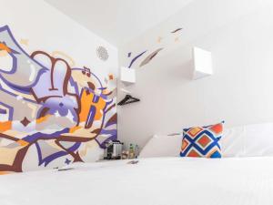 מיטה או מיטות בחדר ב-ibis Styles Lausanne Center MadHouse