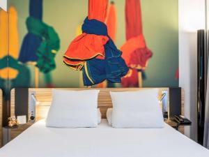 Кровать или кровати в номере Novotel Deauville Plage