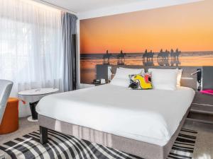 Кровать или кровати в номере Novotel Deauville Plage