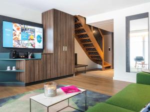 Телевизор и/или развлекательный центр в Novotel Deauville Plage