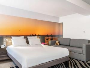 Кровать или кровати в номере Novotel Deauville Plage