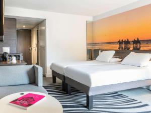 Кровать или кровати в номере Novotel Deauville Plage