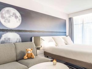 Кровать или кровати в номере Novotel Deauville Plage