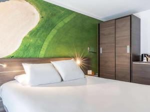 Кровать или кровати в номере Novotel Deauville Plage