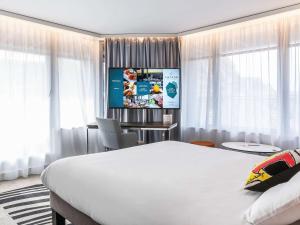Телевизор и/или развлекательный центр в Novotel Deauville Plage