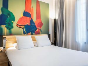 Кровать или кровати в номере Novotel Deauville Plage