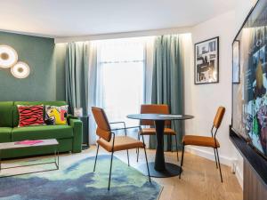 Гостиная зона в Novotel Deauville Plage