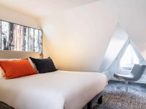Кровать или кровати в номере Novotel Deauville Plage