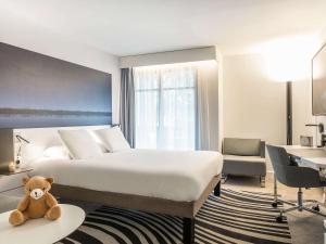 Кровать или кровати в номере Novotel Deauville Plage
