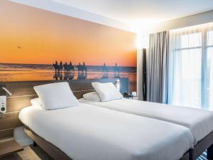 Кровать или кровати в номере Novotel Deauville Plage