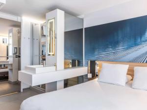Кровать или кровати в номере Novotel Deauville Plage